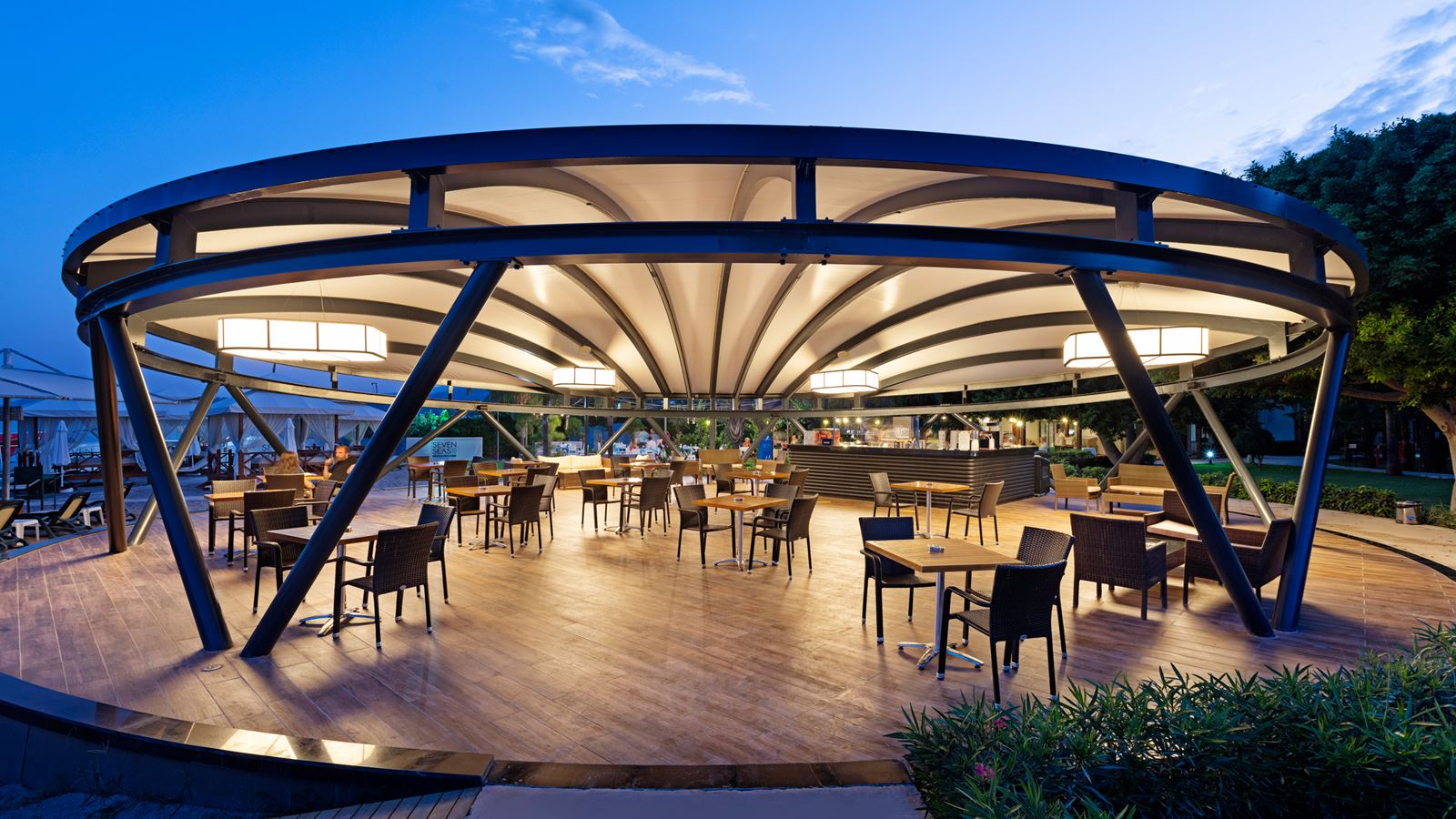 Bar v hotelu Seven Seas hotel life