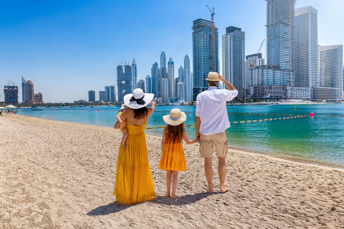 Slunečné pobřeží Spojených arabských emirátů vhodné pro rodinnou dovolenou