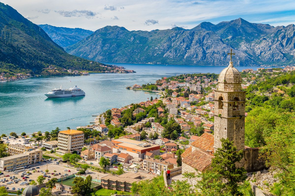Historické město Kotor obklopené horami a mořem