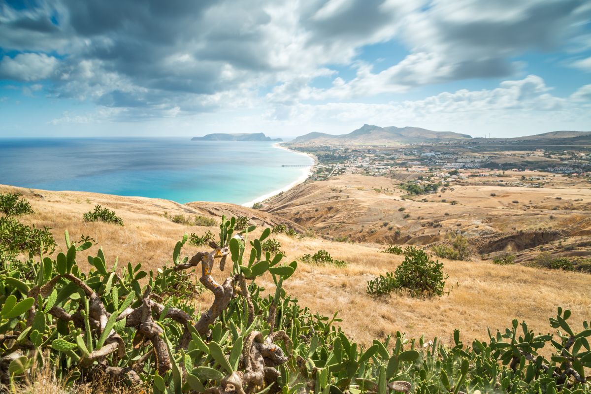 Dlouhá zlatavá pláž na ostrově Porto Santo