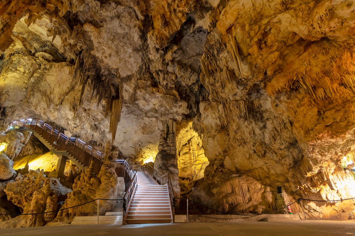 Krápníková výzdoba v jeskyni Cueva de Nerja na Costa del Sol