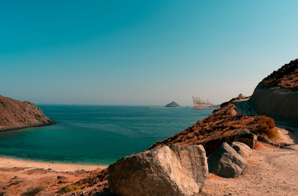 Khorfakkan v emirátu Sharjah s pobřežím Ománského zálivu a pohořím Hajar