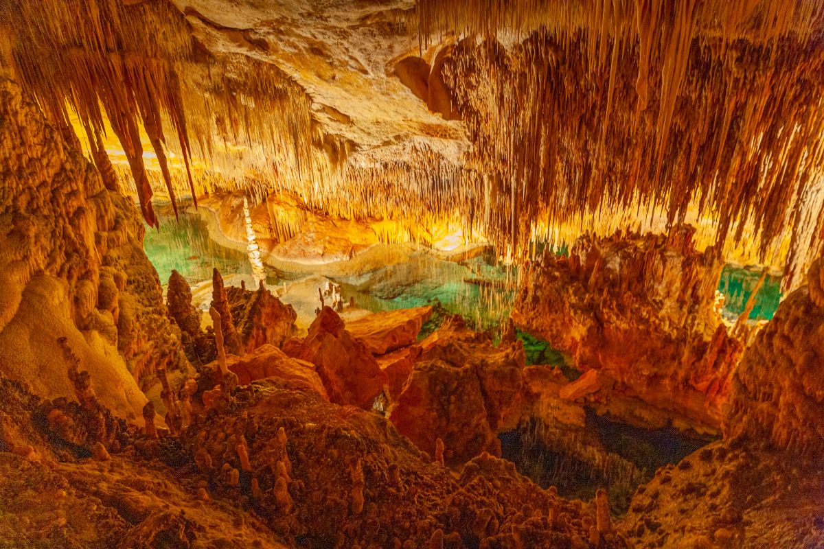 Krápníková výzdoba v jeskyních Coves del Drach na Mallorce