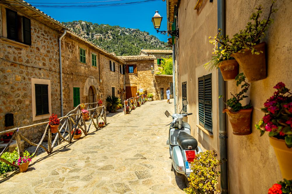 Kamenné uličky a horská krajina Valldemossy na Mallorce