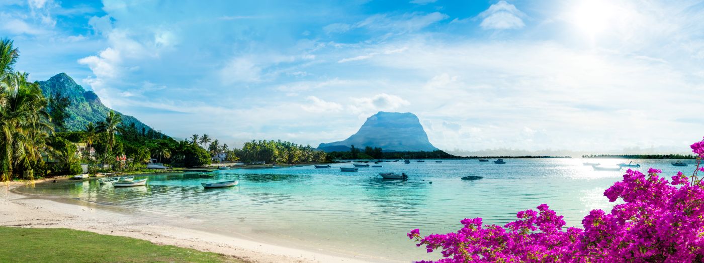 Panoramatický pohled na zelené hory a tropickou krajinu Mauricia