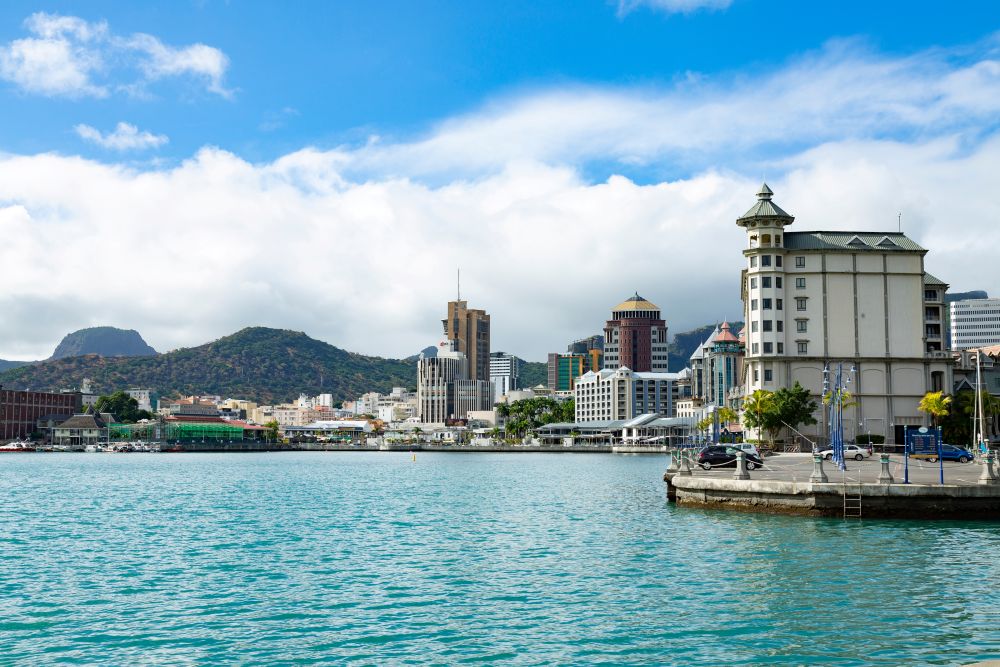 Pohled na pobřežní část města Port Louis na Mauriciu