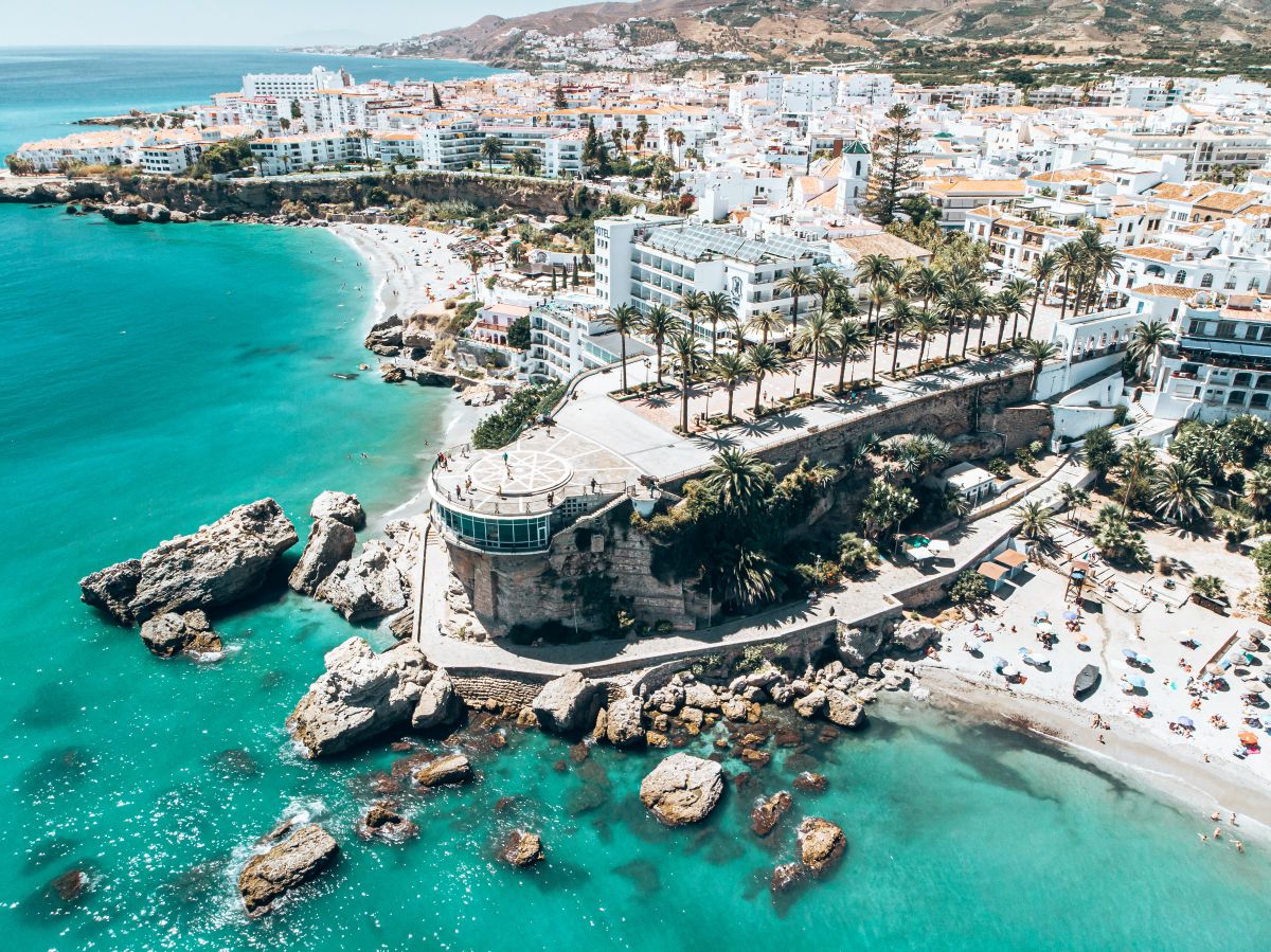 Balcón de Europa a pobřeží Nerji v Andalusii