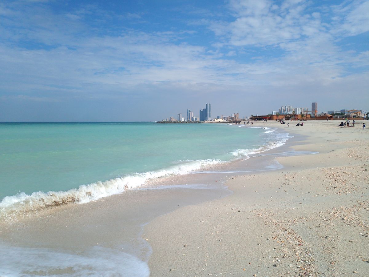 Písečné pobřeží emirátu Sharjah ve Spojených arabských emirátech