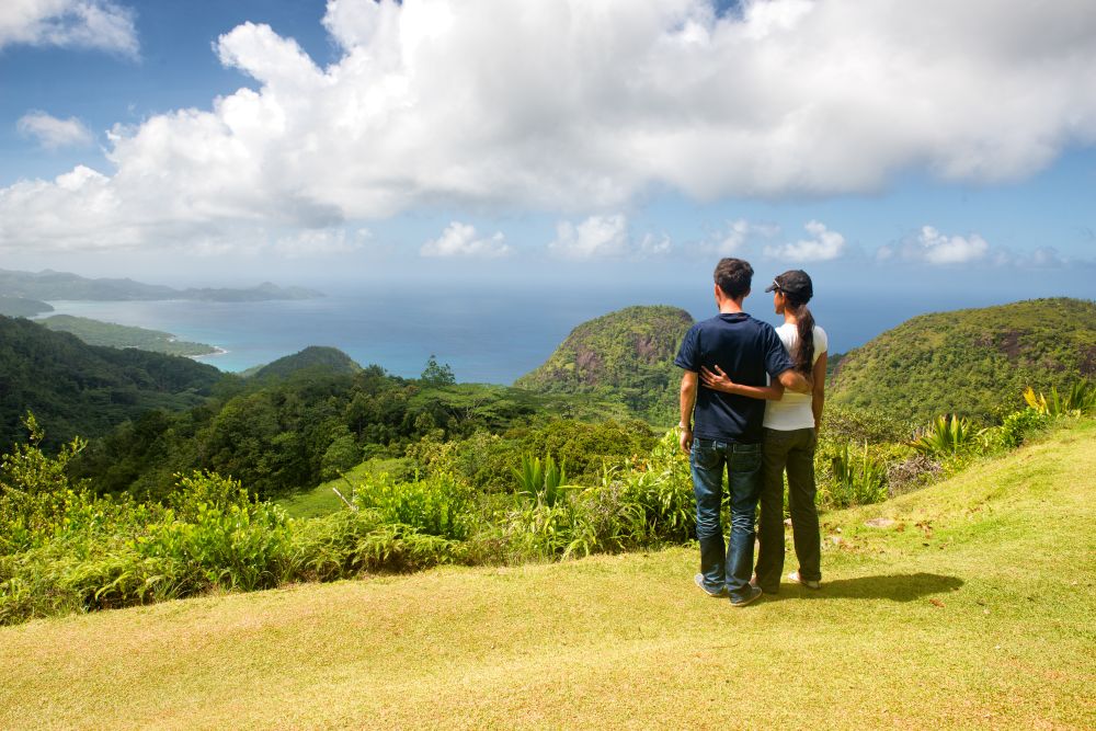 Výhled na zelené kopce a oceán na Seychelách