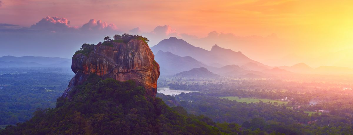 Skalní pevnost Sigiriya obklopená tropickou krajinou