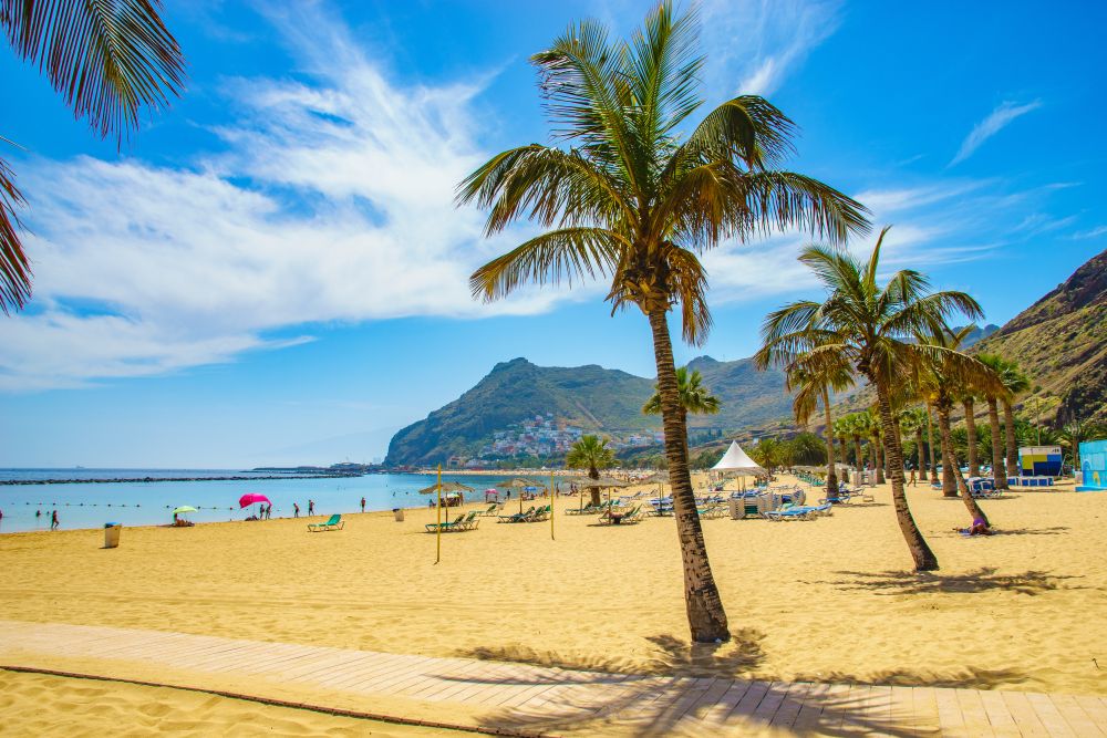 Pláž a Atlantický oceán na Tenerife v létě